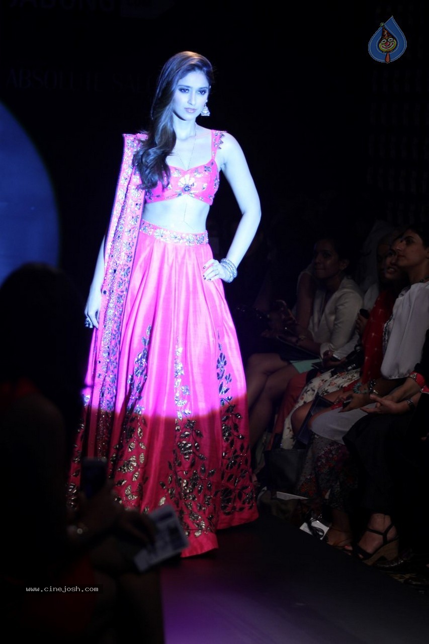 Ileana n Shruti Haasan Walks the Ramp at LFW 2014 - 28 / 34 photos