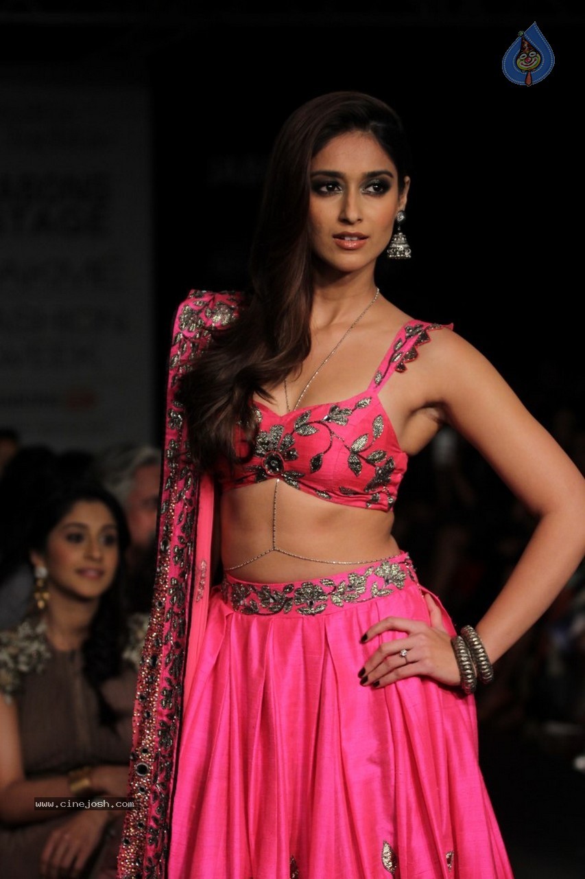 Ileana n Shruti Haasan Walks the Ramp at LFW 2014 - 33 / 34 photos