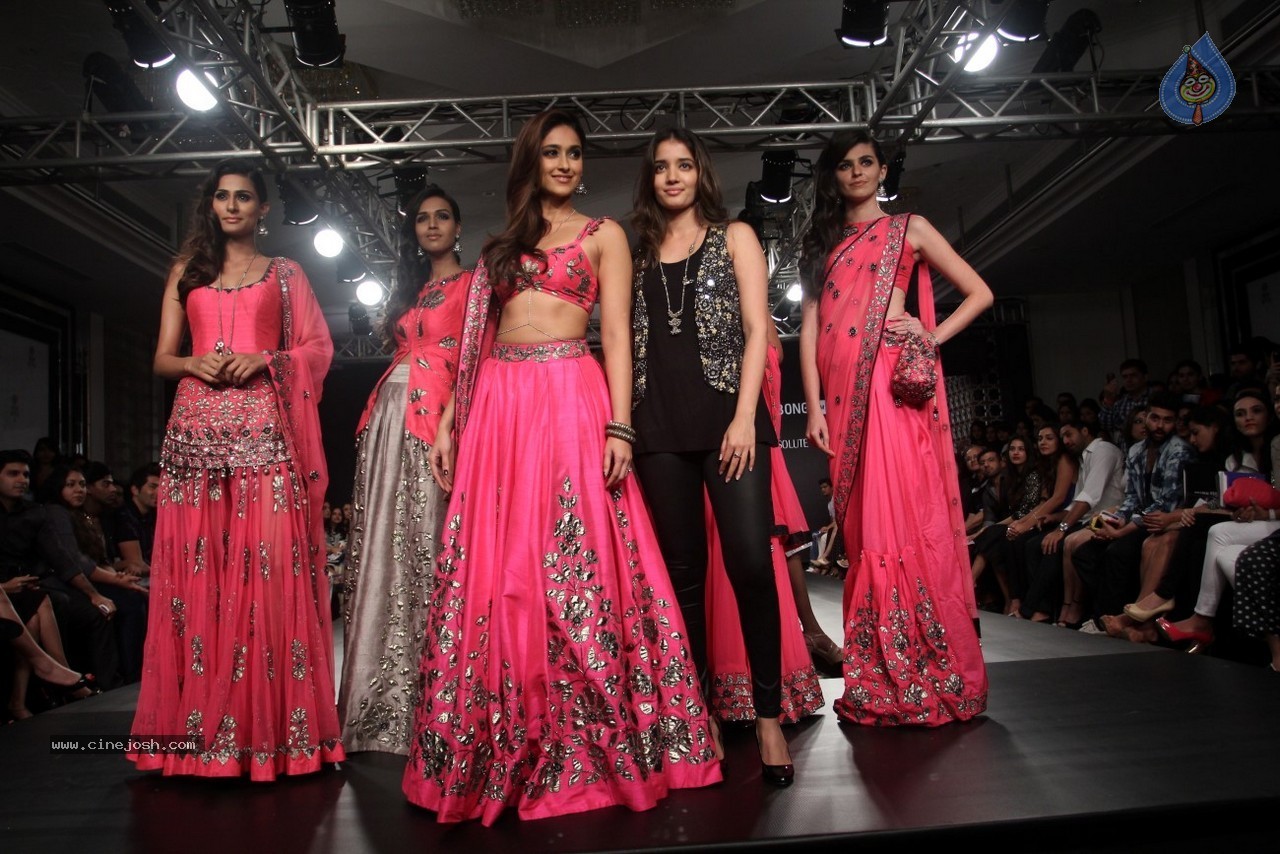 Ileana n Shruti Haasan Walks the Ramp at LFW 2014 - 34 / 34 photos