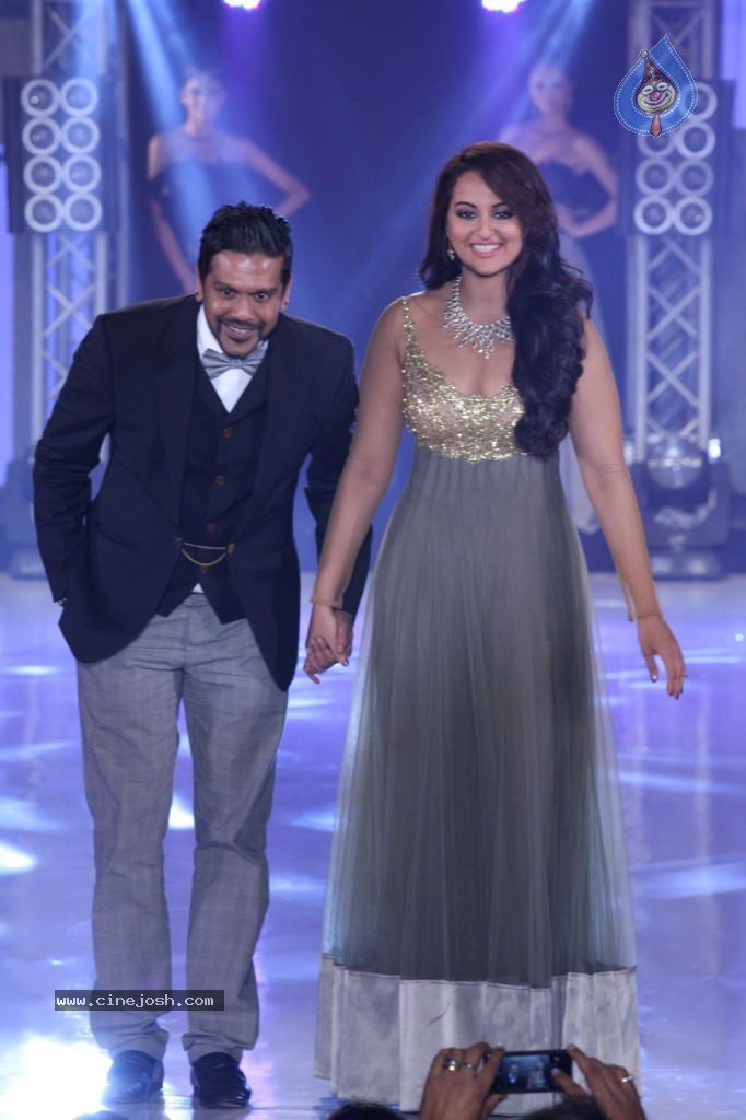 India Bullion n Jewellery Awards Fashion Show - 25 / 40 photos
