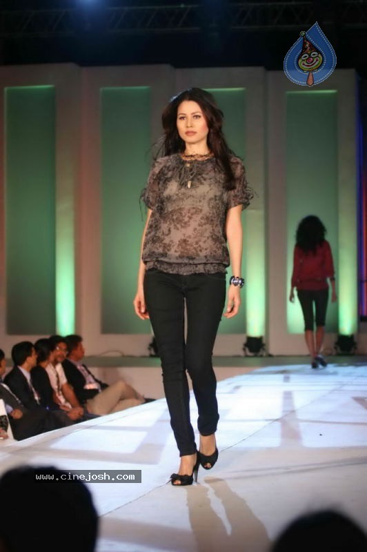 India Fashion Forum 2011 Fashion Show - 34 / 84 photos