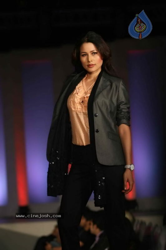 India Fashion Forum 2011 Fashion Show - 42 / 84 photos