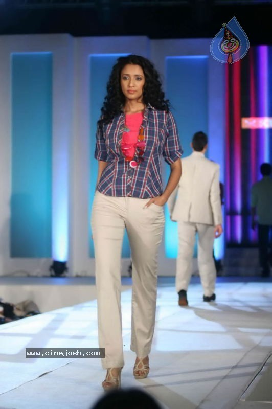 India Fashion Forum 2011 Fashion Show - 51 / 84 photos