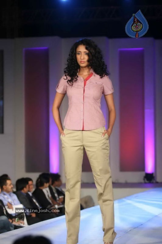 India Fashion Forum 2011 Fashion Show - 60 / 84 photos