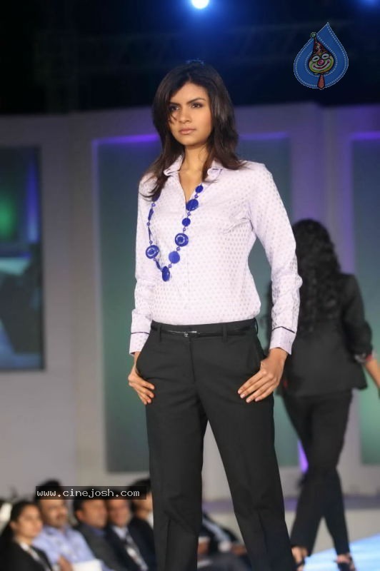 India Fashion Forum 2011 Fashion Show - 64 / 84 photos