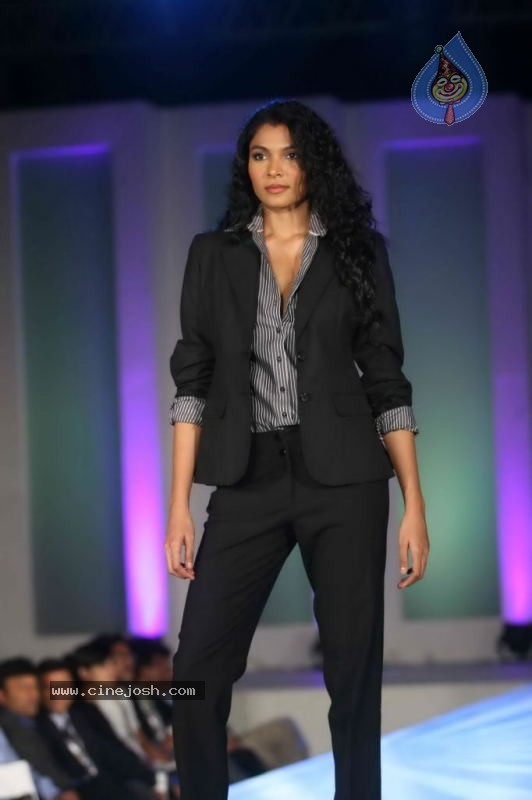India Fashion Forum 2011 Fashion Show - 70 / 84 photos