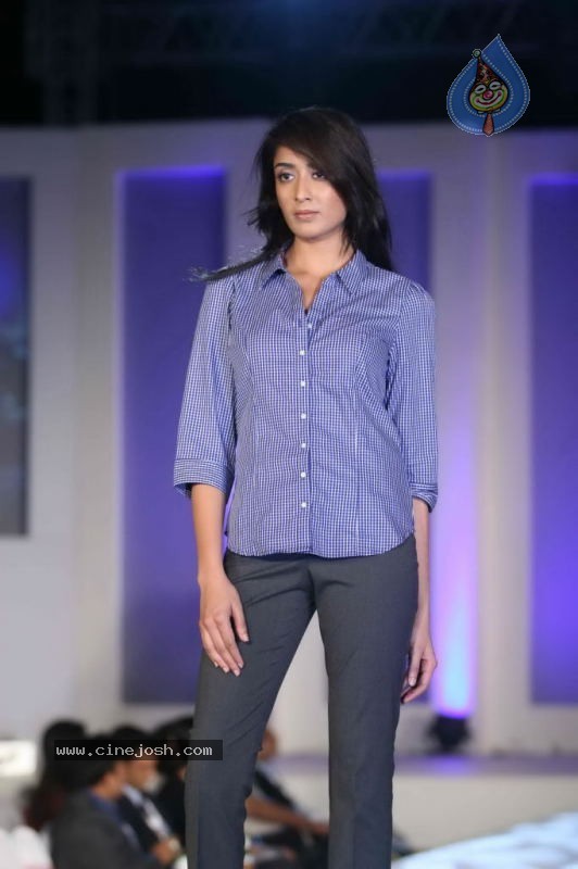 India Fashion Forum 2011 Fashion Show - 73 / 84 photos