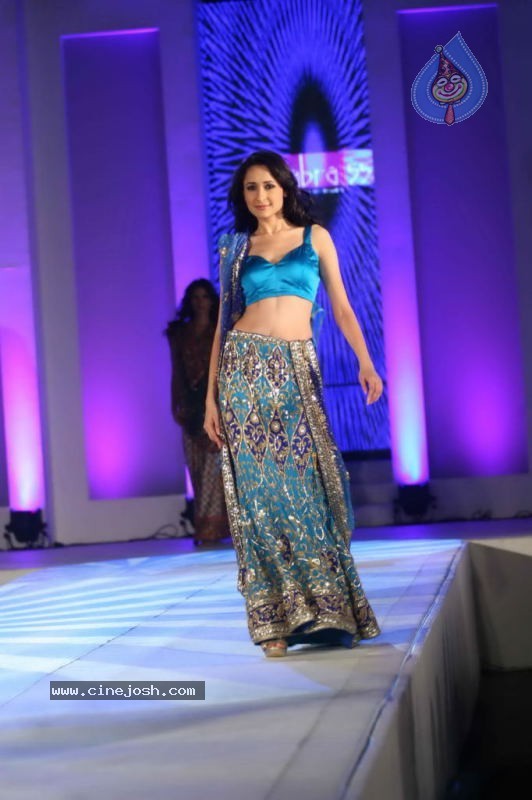 India Fashion Forum 2011 Fashion Show - 83 / 84 photos