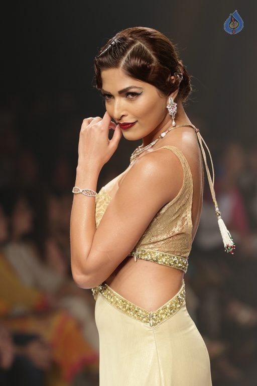 India International Jewellery Week 2015 Fashion Show - 41 / 84 photos