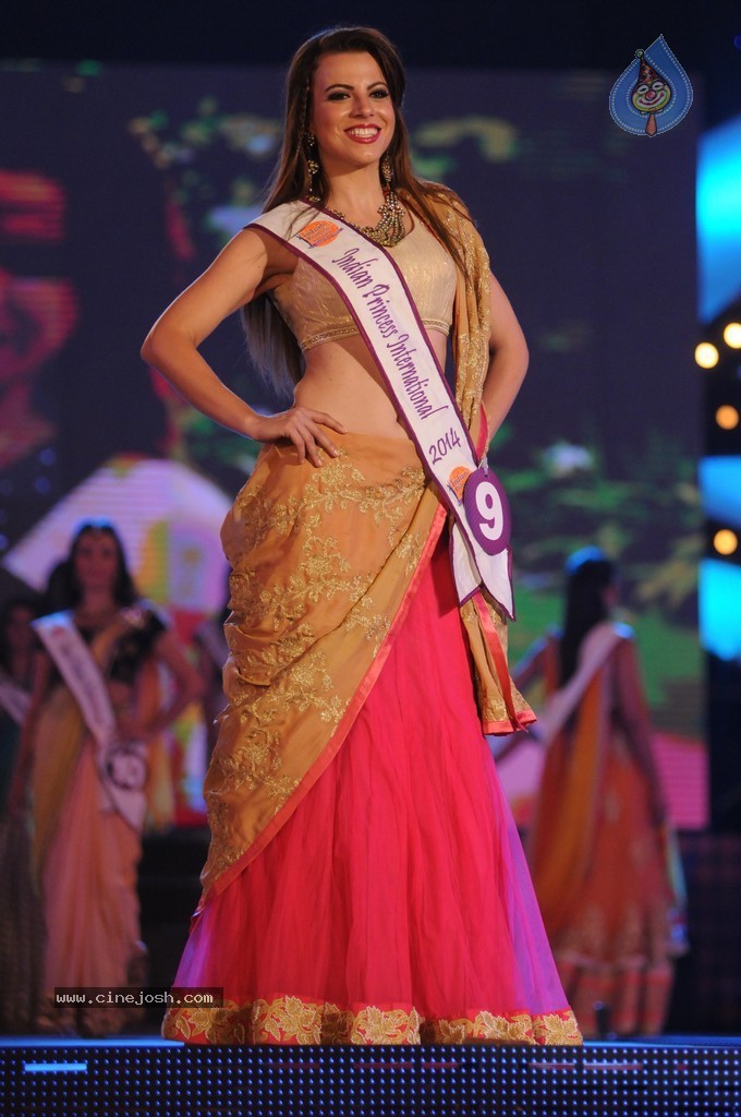 Indian Princess Fashion Show 2014 - 1 / 67 photos