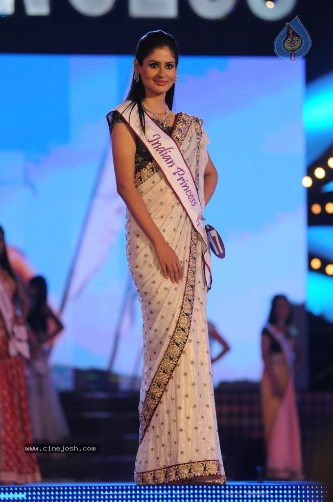 Indian Princess Fashion Show 2014 - 27 / 67 photos