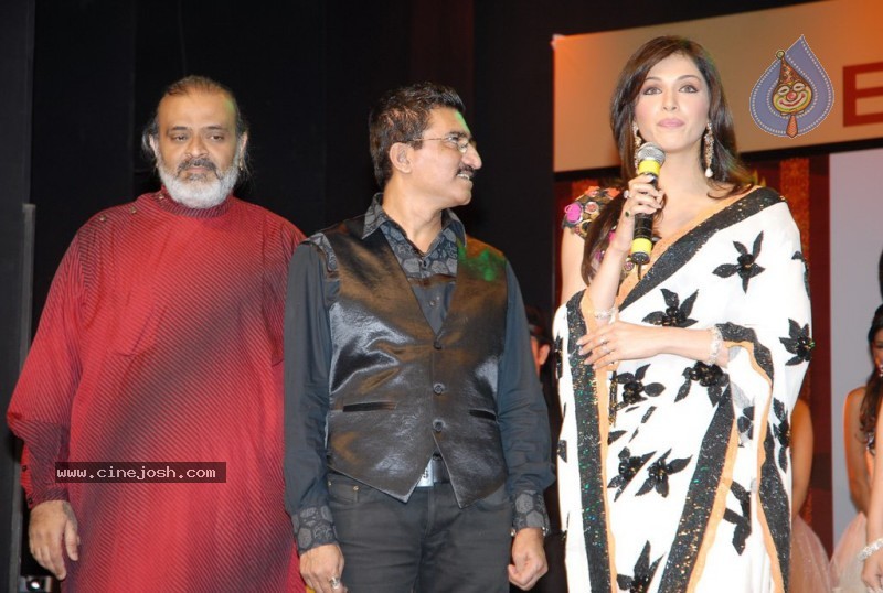 Isha Koppikar n Aarti Chabria ramp walk at Fashion Week 2010 - 3 / 50 photos