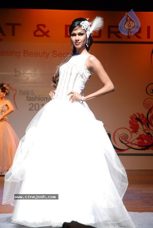 Isha Koppikar n Aarti Chabria ramp walk at Fashion Week 2010 - 18 / 50 photos