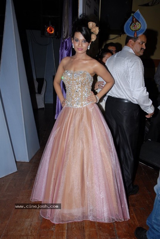 Isha Koppikar n Aarti Chabria ramp walk at Fashion Week 2010 - 19 / 50 photos