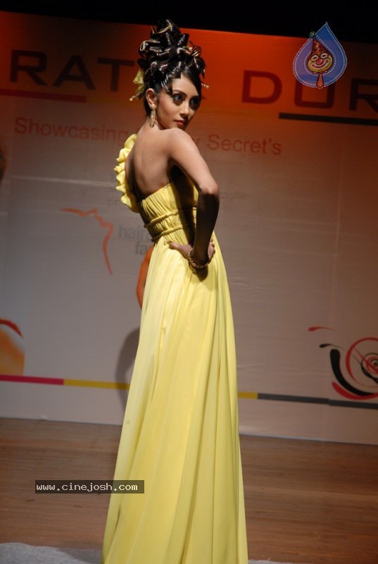 Isha Koppikar n Aarti Chabria ramp walk at Fashion Week 2010 - 22 / 50 photos