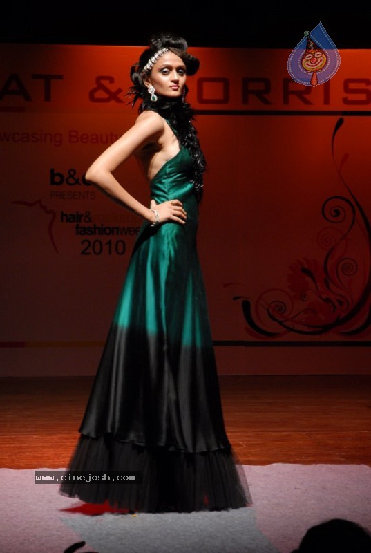 Isha Koppikar n Aarti Chabria ramp walk at Fashion Week 2010 - 33 / 50 photos