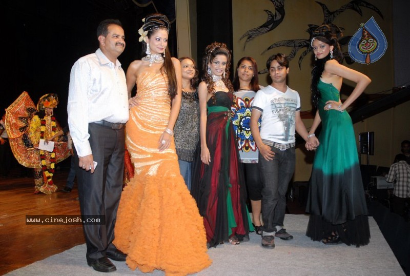 Isha Koppikar n Aarti Chabria ramp walk at Fashion Week 2010 - 45 / 50 photos