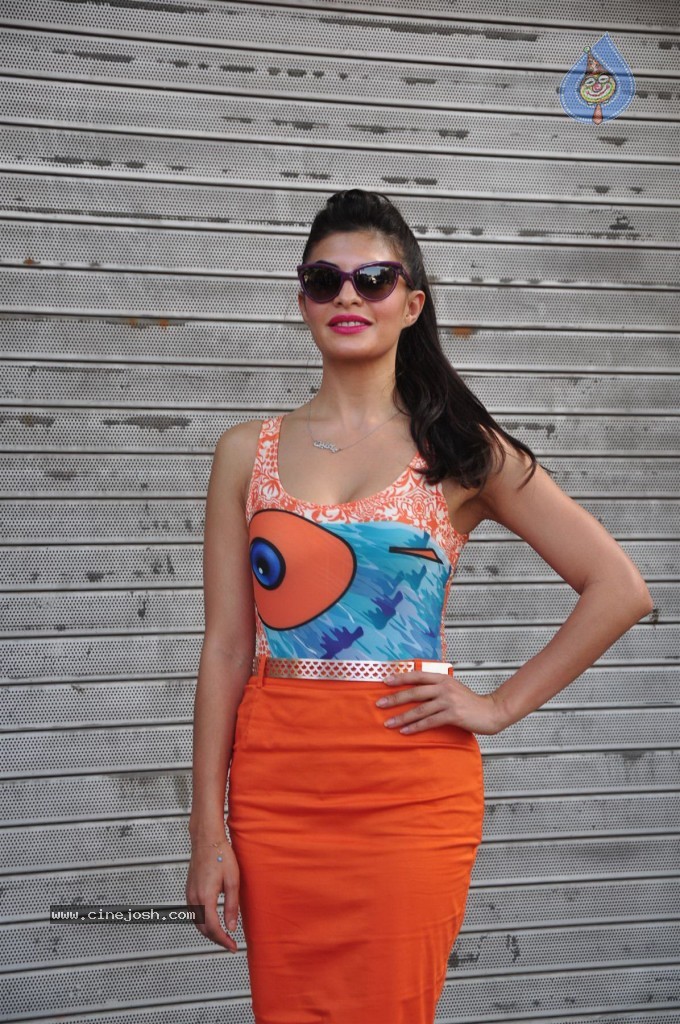 Jacqueline Fernandez Unveils HTC One - 29 / 45 photos