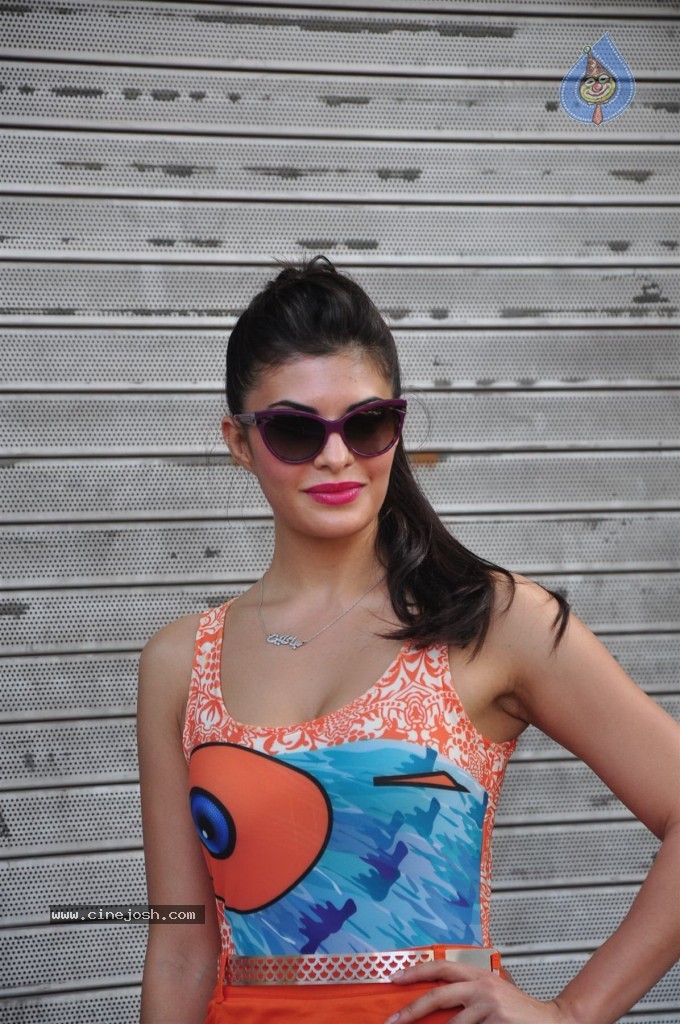 Jacqueline Fernandez Unveils HTC One - 35 / 45 photos