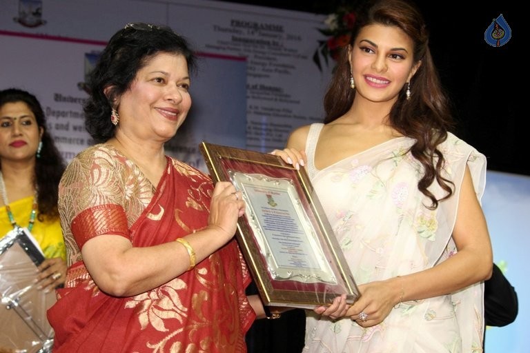 Jacqueline gets Felicitated at Mumbai University  - 29 / 50 photos