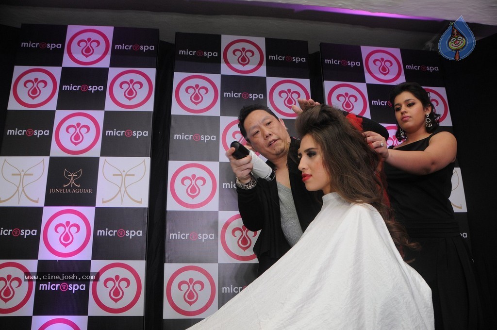 Jacqueline n Zarine Khan at Microspa Launch - 5 / 73 photos