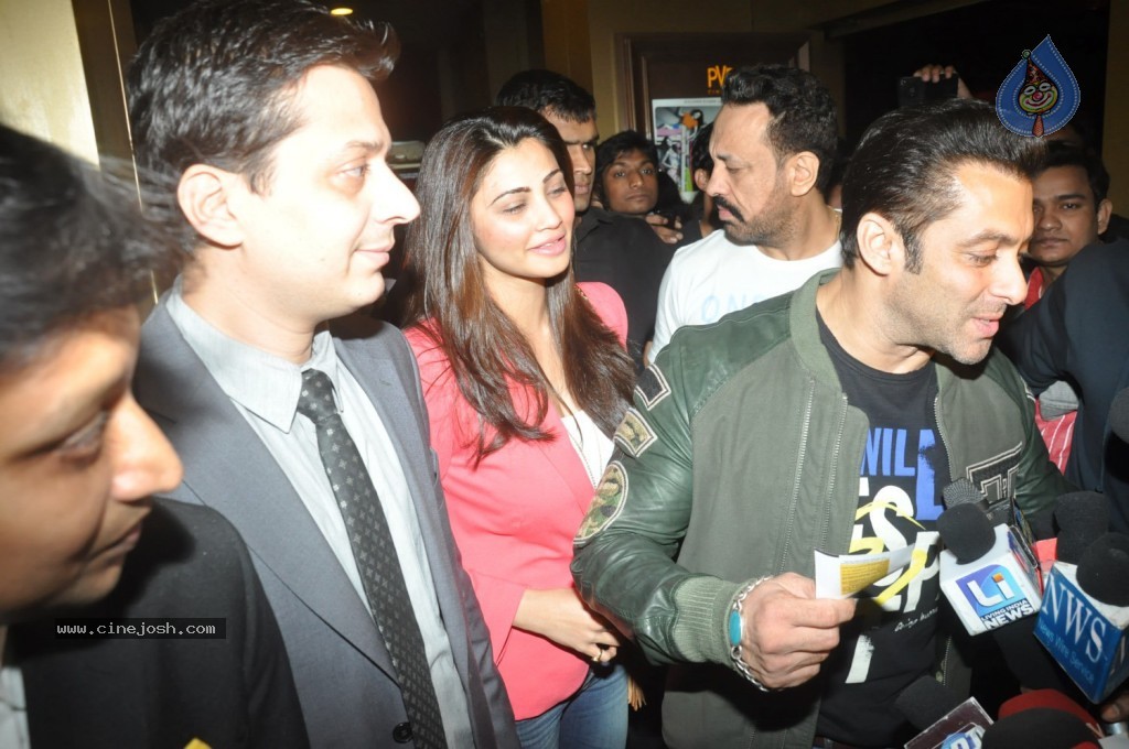 Jai Ho Team Watches Sholay 3D Movie - 1 / 31 photos