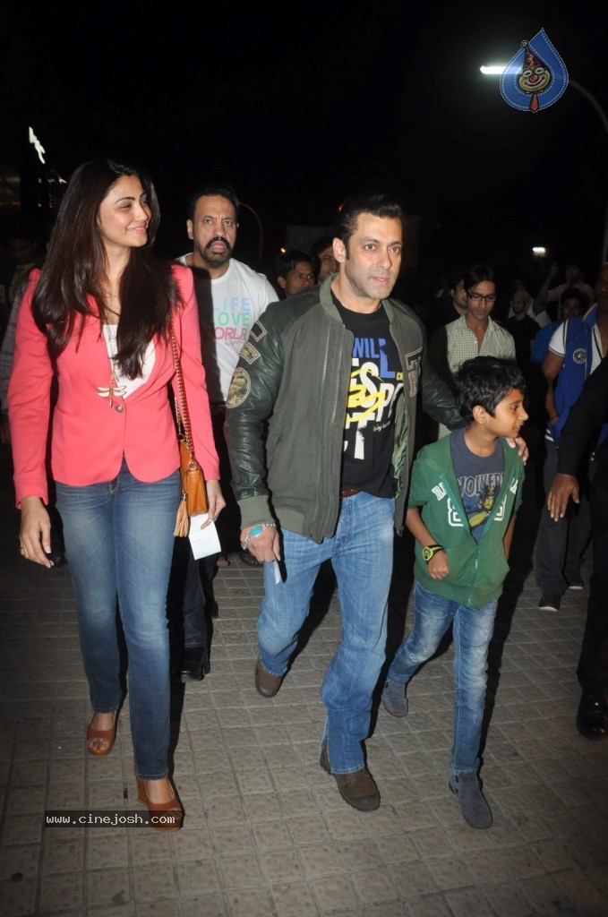 Jai Ho Team Watches Sholay 3D Movie - 4 / 31 photos