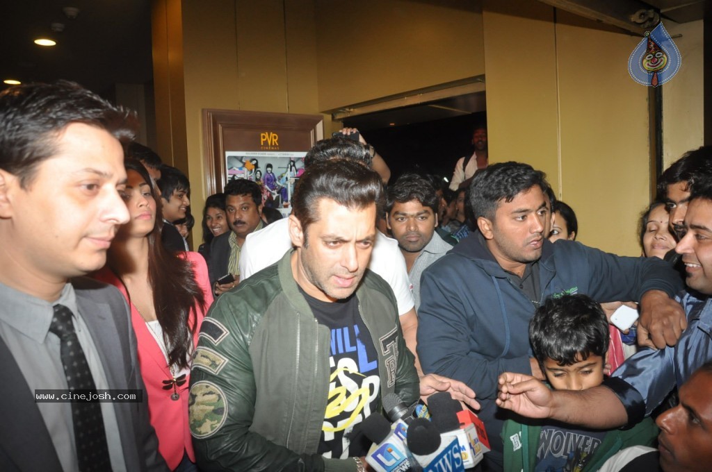 Jai Ho Team Watches Sholay 3D Movie - 8 / 31 photos