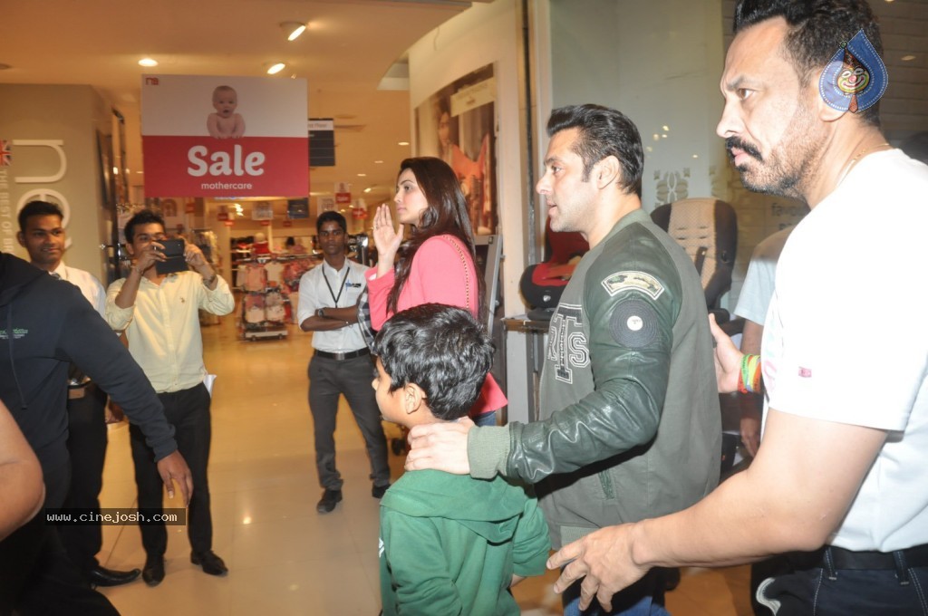 Jai Ho Team Watches Sholay 3D Movie - 10 / 31 photos