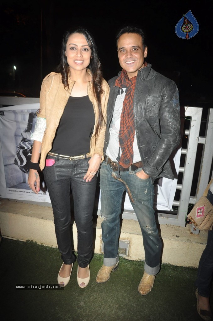 Jai Ho Team Watches Sholay 3D Movie - 14 / 31 photos