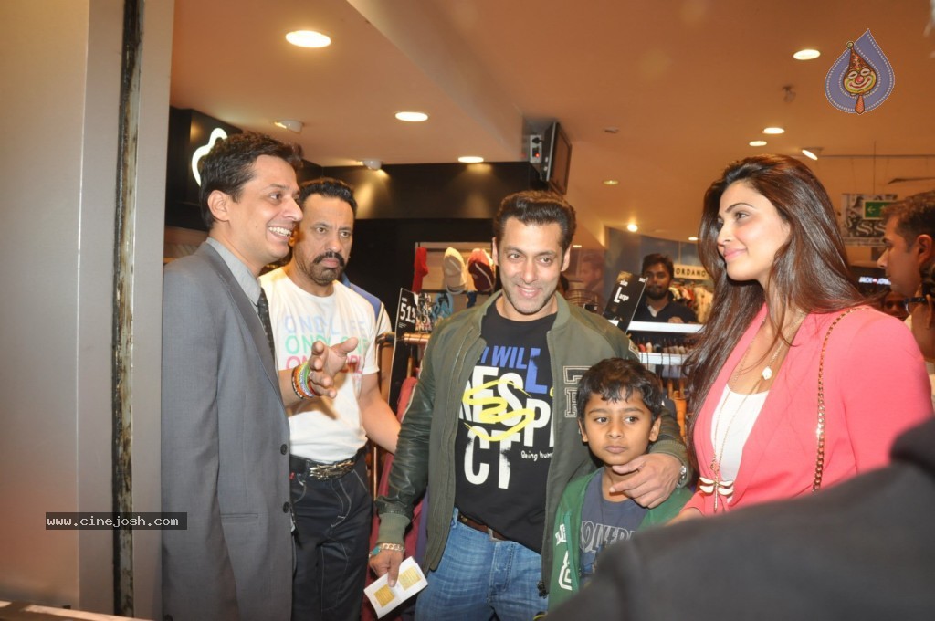 Jai Ho Team Watches Sholay 3D Movie - 17 / 31 photos