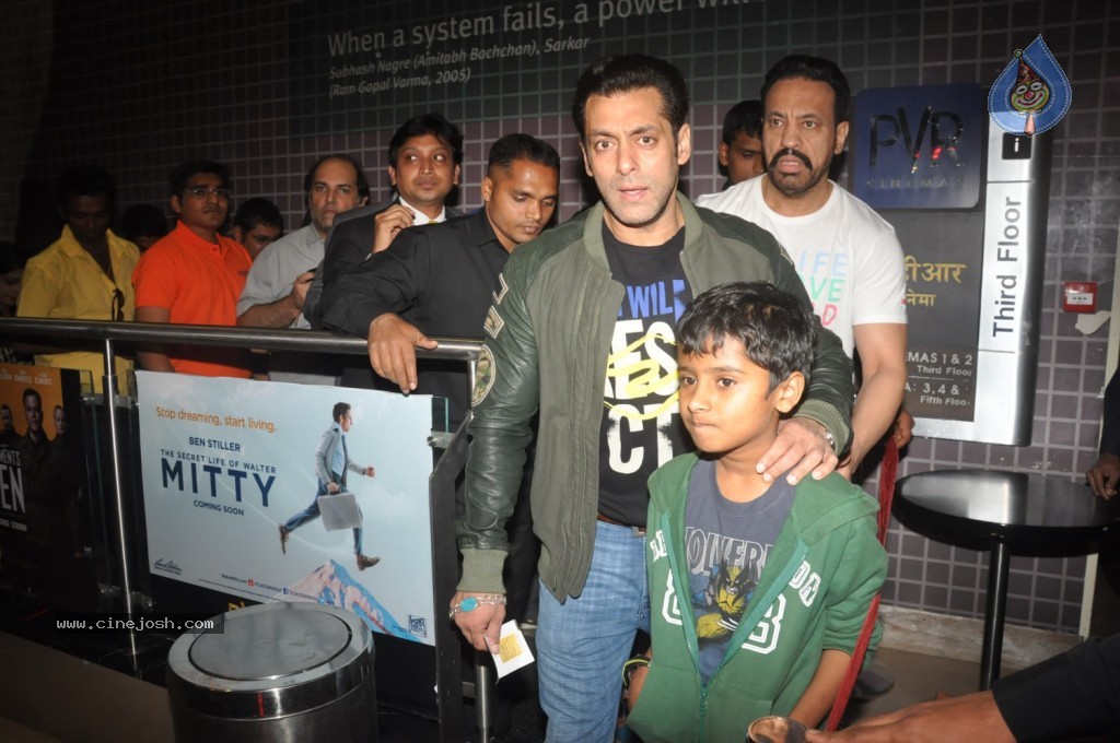 Jai Ho Team Watches Sholay 3D Movie - 18 / 31 photos