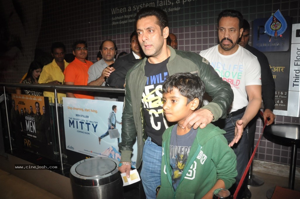 Jai Ho Team Watches Sholay 3D Movie - 21 / 31 photos