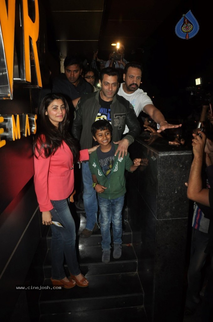Jai Ho Team Watches Sholay 3D Movie - 27 / 31 photos