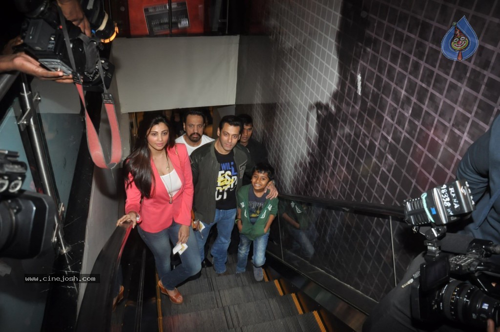 Jai Ho Team Watches Sholay 3D Movie - 29 / 31 photos