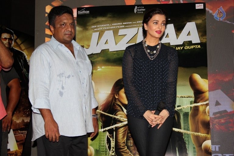 Jazbaa Promotion at Mithibai College - 7 / 42 photos