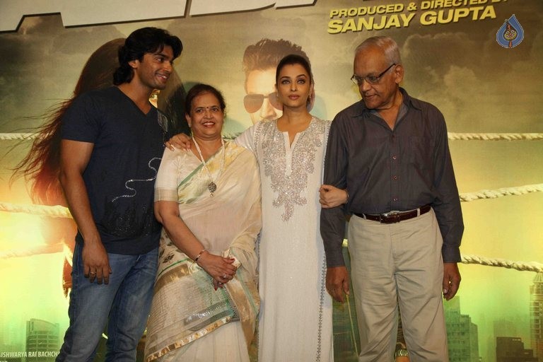 Jazbaa Special Screening Photos - 23 / 42 photos