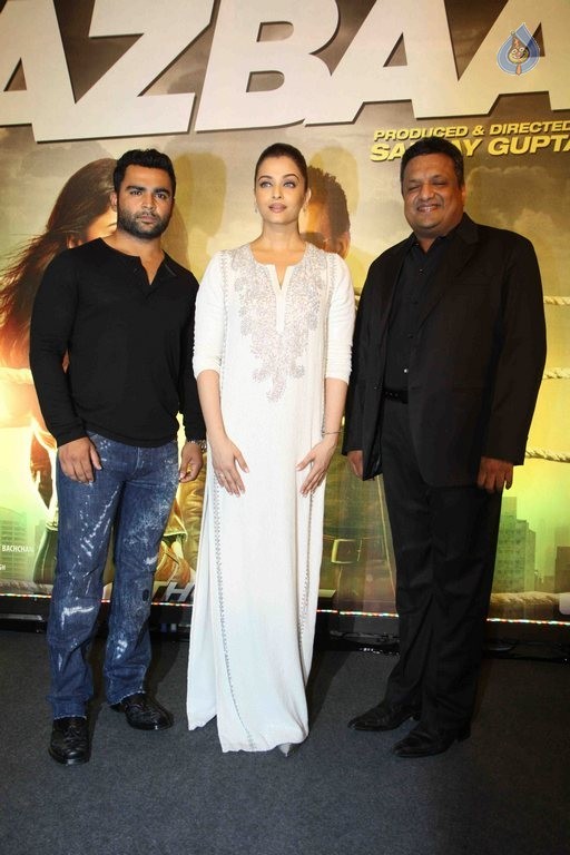 Jazbaa Special Screening Photos - 24 / 42 photos