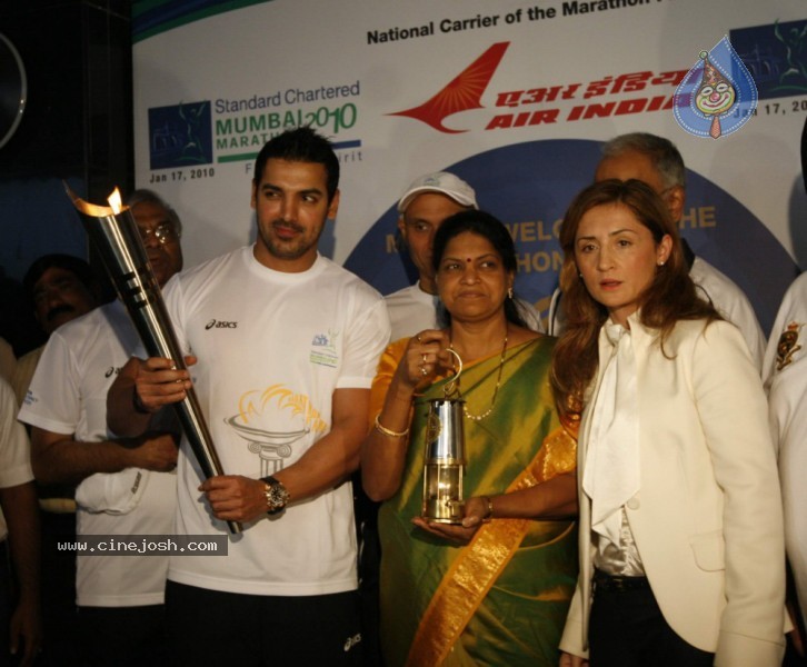 John Abraham,Maria Polyzou At Marathon Flame Run - 9 / 25 photos