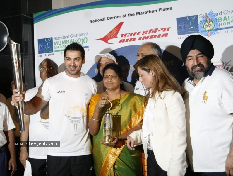 John Abraham,Maria Polyzou At Marathon Flame Run - 19 / 25 photos