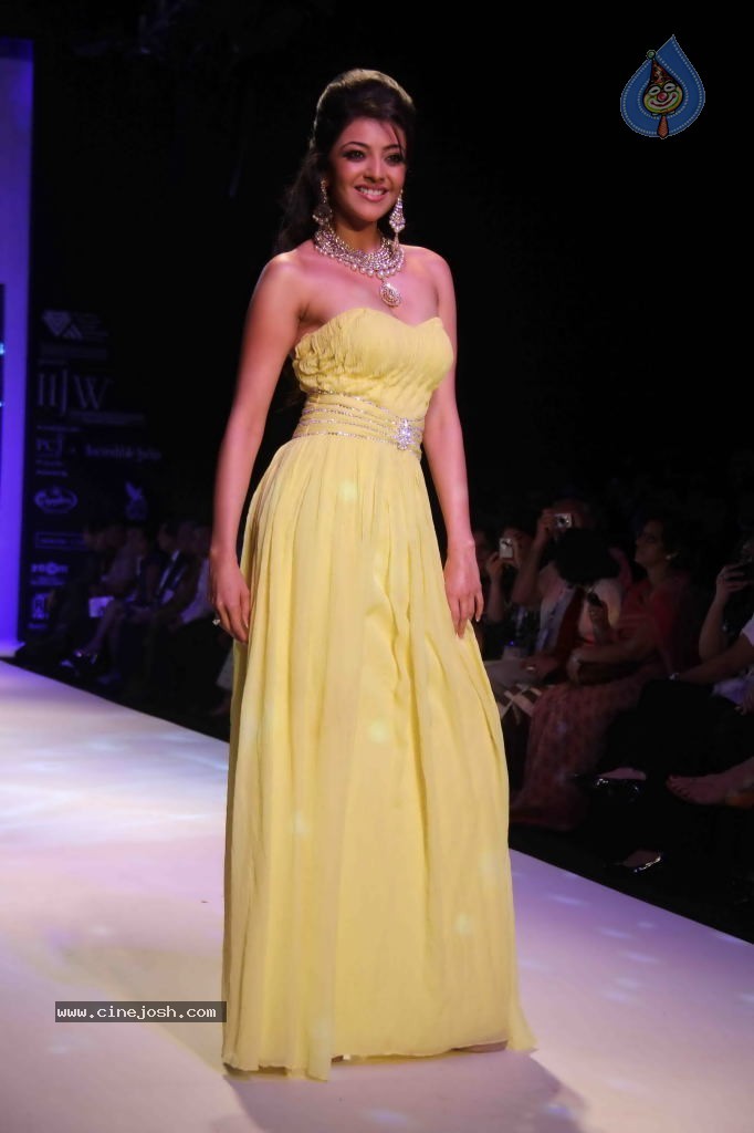 Kajal and Vasuki at IIJW Fashion Show - 19 / 25 photos