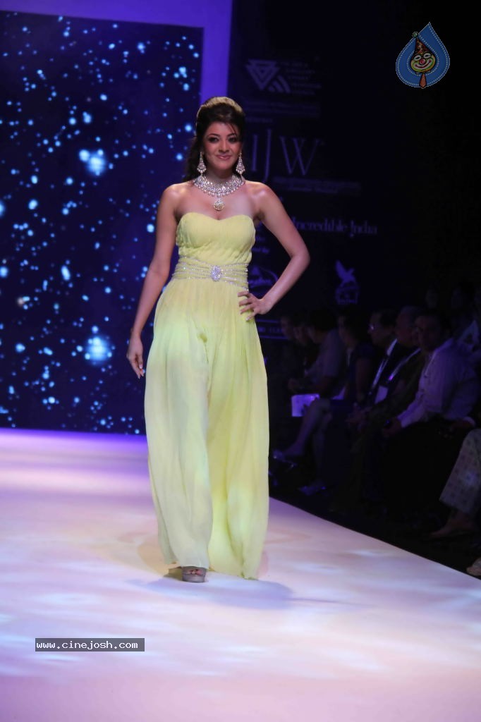 Kajal and Vasuki at IIJW Fashion Show - 20 / 25 photos