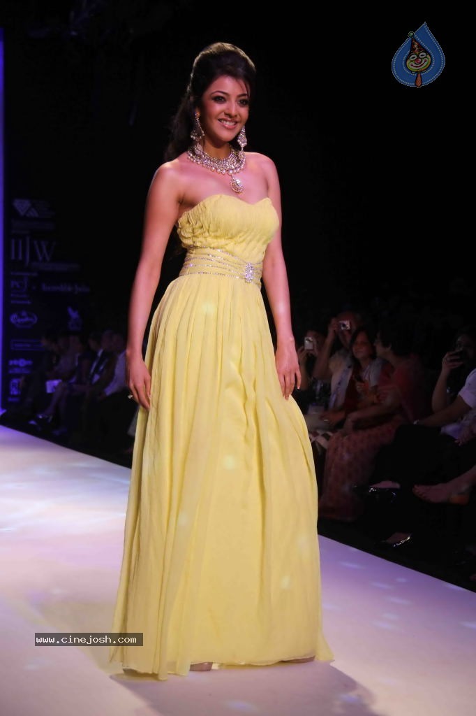 Kajal and Vasuki at IIJW Fashion Show - 21 / 25 photos