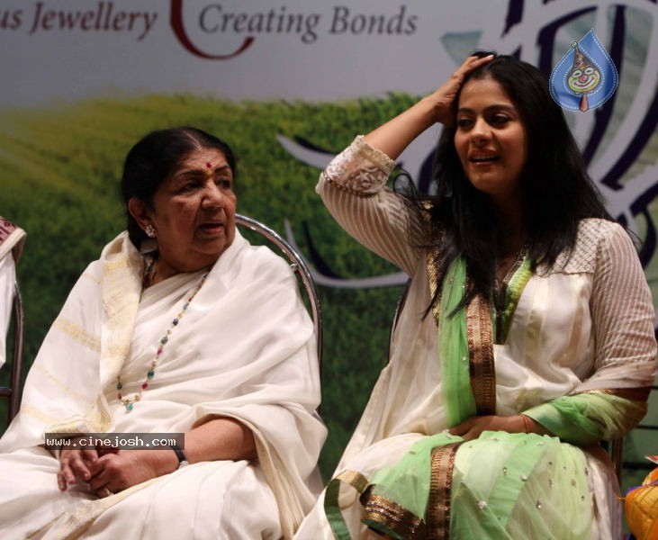 Kajol at Pt.Dinanath Mangeshkar Awards - 5 / 13 photos