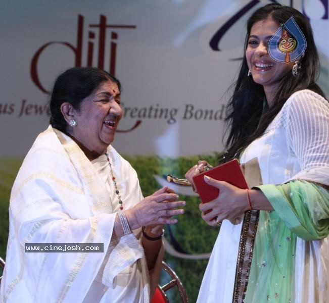 Kajol at Pt.Dinanath Mangeshkar Awards - 13 / 13 photos