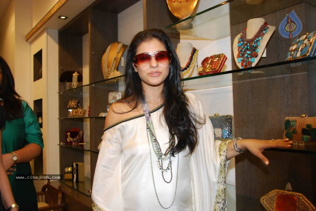 Kajol Launches Malaga Bespoke - 29 / 31 photos