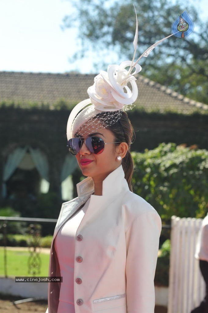 Kangana Ranaut at the HELLO Class Race 2014 - 25 / 78 photos