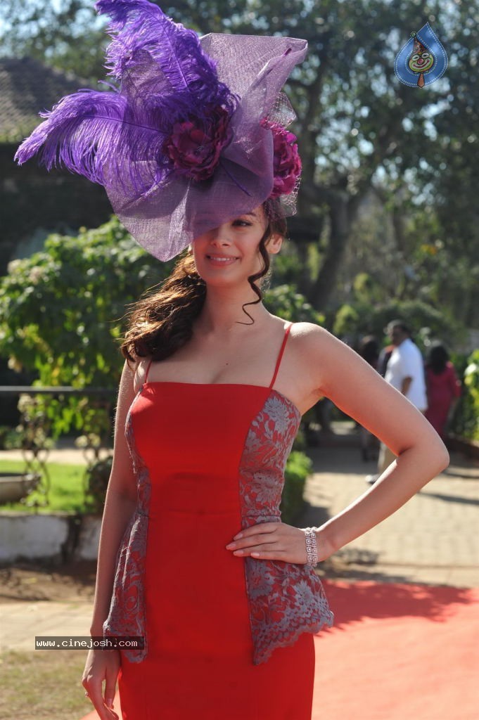 Kangana Ranaut at the HELLO Class Race 2014 - 66 / 78 photos