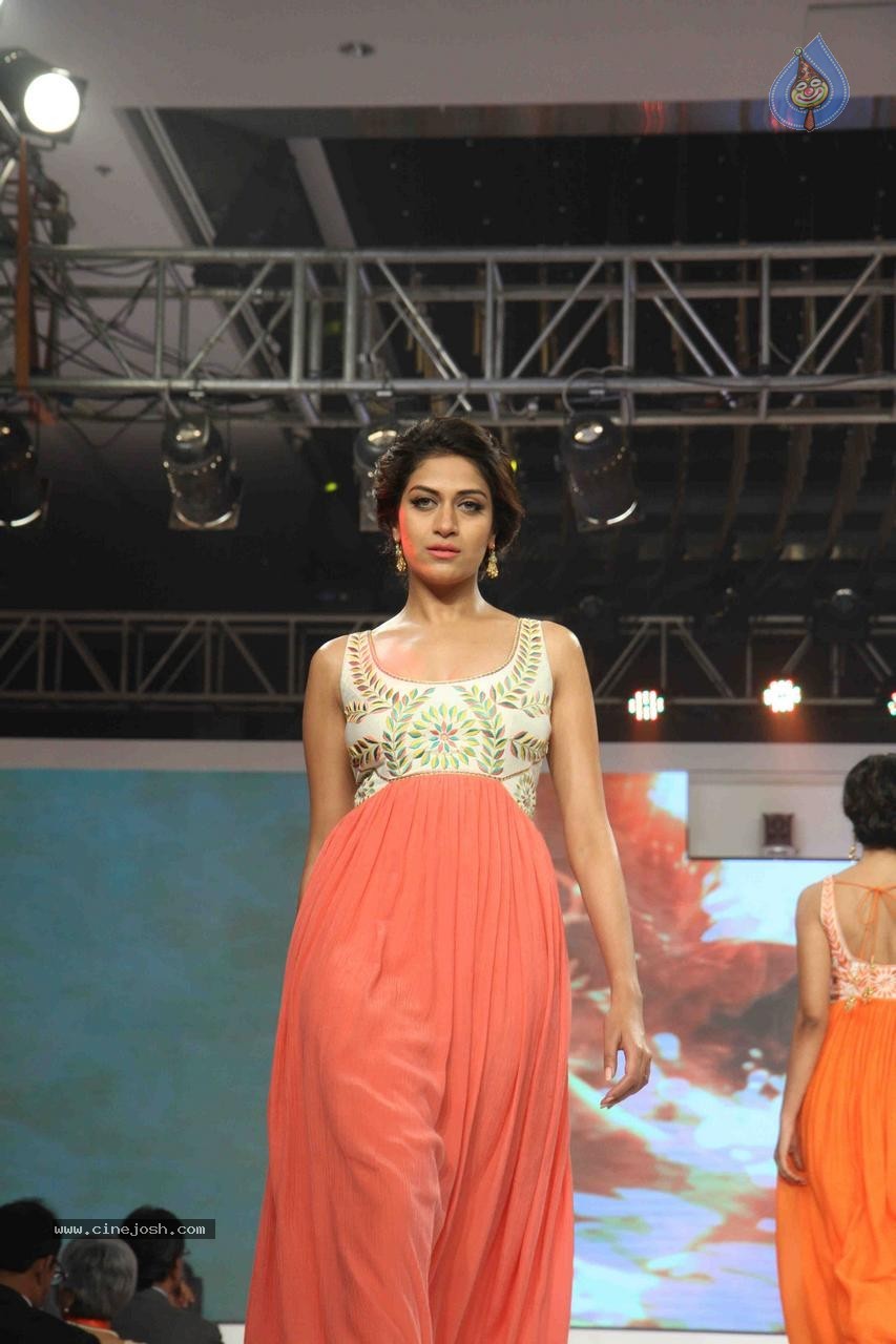 Kangana Ranaut Showstopper at Launch of LIVA - 20 / 108 photos