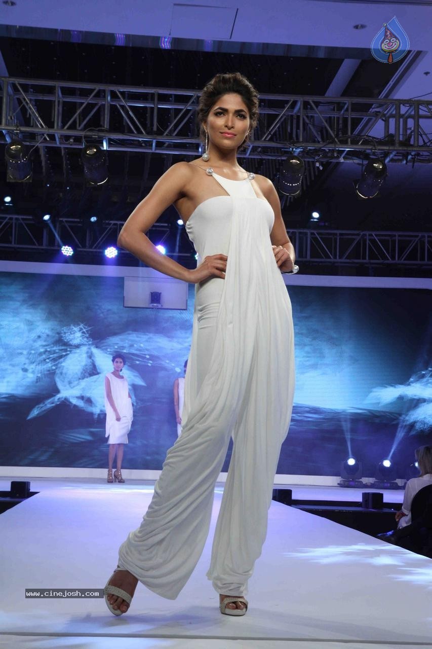 Kangana Ranaut Showstopper at Launch of LIVA - 96 / 108 photos
